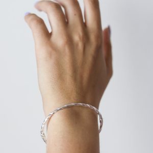 Twisted handcuff